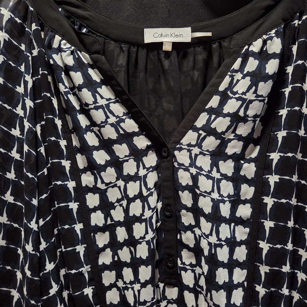 Calvin Klein Sheer Chiffon Blouse/Tunic
Elevate your wardrobe with this stylish - Picture 2 of 11